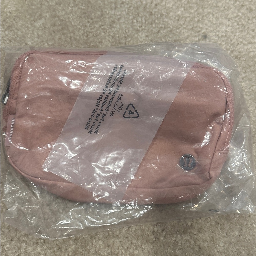 BNWT Lululemon’s Everywhere Belt Bag